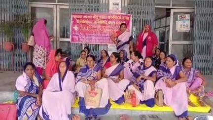 छपरा: जिले के सामुदायिक स्वास्थ्य केंद्र मशरक में आशा कार्यकर्ताओं की हड़ताल, ओपीडी काउंटर बंद कर जताया विरोध