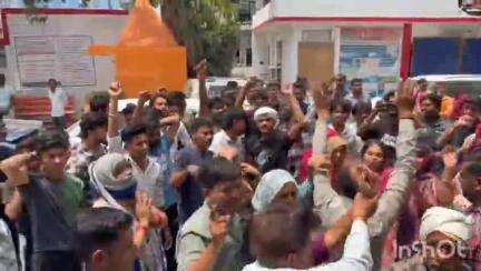 धामपुर: गांव जीत्तनपुर के ग्रामीणों ने युवती की हत्या के आरोपी के खिलाफ कड़ी कार्रवाई की मांग को लेकर किया धरना-प्रदर्शन