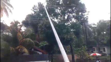ചാവക്കാട്: എടക്കഴിയൂരിൽ സ്ഥാപിച്ച ഭീമൻ സ്ട്രീറ്റ് ലൈറ്റ് സ്റ്റാൻഡ് ശക്തമായ കാറ്റിൽ ഇലക്ട്രിക് കമ്പിയിലേക്ക് വീണു