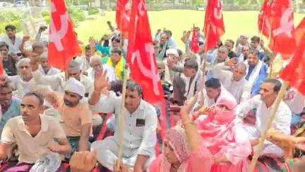 झज्जर: लघु सचिवालय में ग्रामीण सफाई कर्मचारियों का हरियाणा सरकार के खिलाफ विरोध प्रदर्शन