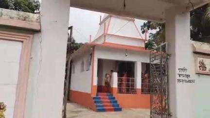 মুরারই ১: মহুরাপুরে প্রাচীন বুড়ো শিবতলা মন্দিরে মঙ্গলচণ্ডী পুজো উপলক্ষ্যে মহিলাদের ভিড়