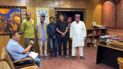 कुल्लू: 2 साल बाद भी बाराहार सड़क नहीं हुई दुरुस्त, ग्रामीणों ने समस्या को लेकर डीसी से की मुलाकात