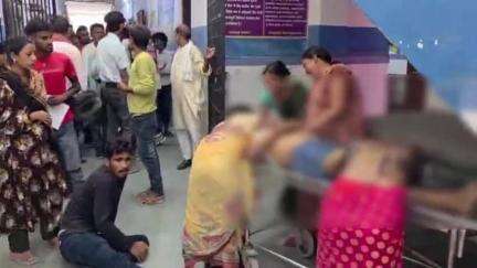 कुटुंबा: खड़गपुर गांव में आम के पेड़ पर चढ़कर आम तोड़ने के दौरान युवक की गिरने से हुई मौत, परिजनों में कोहराम