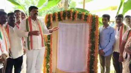 మణుగూరు: శివలింగాపురంలో 35 లక్షల అంచనా వ్యాధితో సైడ్ డ్రైనేజీ పనుల కు భూమి పూజ చేసిన ఎమ్మెల్యే పాయం