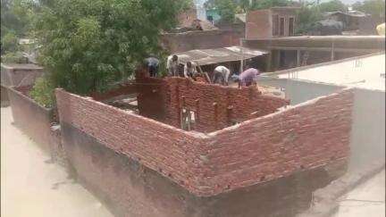 मिल्कीपुर: अमावासूफी गांव के दिव्यांग का आरोप, प्रधान रास्ता व खलिहाल पर कर रहे कब्जा, लेखपाल ने कहा दोनों पक्षों पर 122बी का केस चल रहा