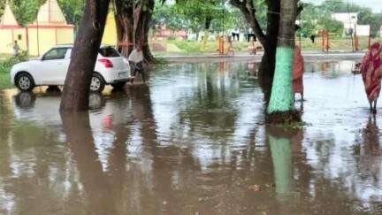 कुमारखंड: लगातार तीन दिन से हो रही बारिश से कुमारखंड प्रखंड क्षेत्र में जल जमाव