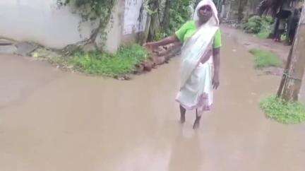 పల్లపులంకలో రహదారులపై నీరు నిలిచిపోయి ఇబ్బందులు పడుతున్నామని స్థానికుల ఆవేదన #localissue