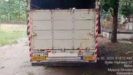 ಬೇಲೂರು: ರಾಯಪುರದ ಬಳಿ ಅಕ್ರಮವಾಗಿ ಕಸಾಯಿ ಖಾನೆಗೆ ಸಾಗಿಸುತ್ತಿದ್ದ 12 ಗೋವುಗಳ ರಕ್ಷಣೆ