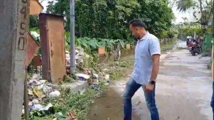 রায়গঞ্জ: রায়গঞ্জ শহরের ২১ নাম্বার ওয়ার্ডে জঙ্গল পরিষ্কার করার সময় তাজা বোমা উদ্ধারের ঘটনায় চাঞ্চল্য