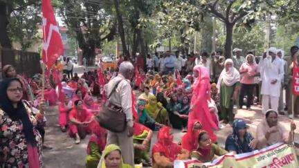 करनाल: लघु सचिवालय में विभिन्न ट्रेड यूनियनों ने मांगों को लेकर किया प्रदर्शन, दिया धरना