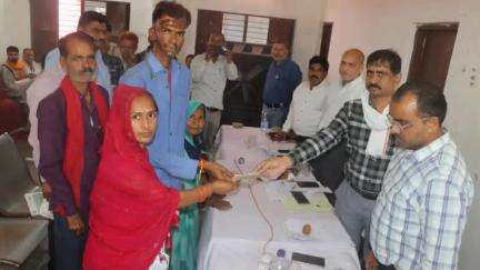 लहार: लहार में कलेक्टर भिंड ने जनसुनवाई में कैंसर पीड़ित विजेंद्र कुमार को रेडक्रास से ₹5 हजार की तत्काल सहायता दी