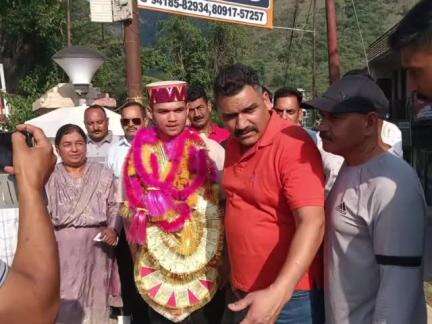सुंदर नगर: खेलो इंडिया यूथ चैंपियनशिप में बॉक्सिंग में सिल्वर मेडल जीतने पर आर्यन राघव का सुंदरनगर पहुंचने पर जोरदार स्वागत