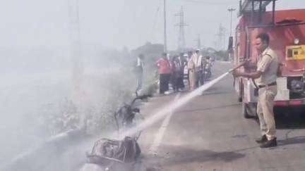 करनाल: सेक्टर 32 शहीद उधम सिंह चौक के पास चलती स्कूटी में लगी आग, मौके पर पहुंची पुलिस और फायर ब्रिगेड