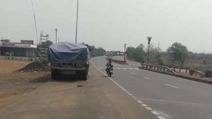 कुरई: गोपालगंज गांव के पास हाईवे पर बने ढाबे दे रहे हादसों को दावत, स्थानीय लोगों ने जिला प्रशासन से कार्रवाई की मांग की