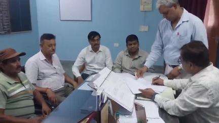 मधुपुर: मधुपुर अंचल कार्यालय में सीओ ने राजस्व कर्मियों के साथ राजस्व कार्यों की समीक्षा बैठक की
