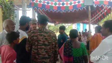 నర్సంపేట: నర్సంపేటకు చేరుకున్న ఆర్మీ జవాన్ మృతదేహం ఆర్మీలో విధులు  ఆత్మహత్య చేసుకున్న నాగరాజు మృతదేహం.