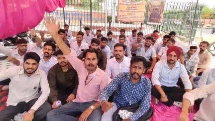 बीकानेर: वेटरनरी छात्रों ने रिजल्ट जारी करने की मांग को लेकर विश्वविद्यालय के सामने धरना लगाया