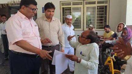 विकलांग बल के द्वारा जिला कलेक्टर को ज्ञापन दिया गया, ताकि सी.एम.तक यह मांगें पहुंच सके।