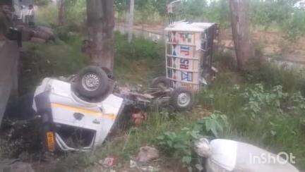 बाजपुर: नमूना के निकट गैस सिलेंडर से भरी पिकअप अनियंत्रित होकर सड़क किनारे पुलिया से टकराकर नीचे गिरी, चालक को आई चोटे