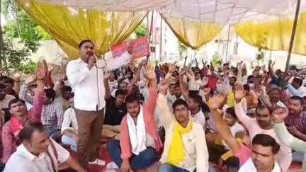 बिजली आउटसोर्स कर्मचारियों ने भिन्न-भिन्न समस्याओं के समाधान न होने के कारण कार्य बहिष्कार शुरू किया