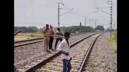 सिराथू: दमा की बीमारी से जूझ रहे बुजुर्ग ने परसरा में ट्रेन के आगे कूदकर आत्महत्या कर ली