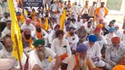 ਭਿੱਖੀਵਿੰਡ: ਕੰਡਿਆਲੀ ਤਾਰ ਤੇ ਲੱਗੇ ਗੇਟ ਖੋਲ੍ਹਣ ਦੀ ਮੰਗ ਨੂੰ ਲੈਕੇ ਕਿਸਾਨਾਂ ਨੇ ਬੀਐਸਐਫ ਹੈਡਕੁਆਰਟਰ ਅਮਰਕੋਟ ਦੇ ਬਾਹਰ ਲਗਾਇਆ ਧਰਨਾ