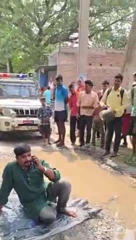 सिमरी: खैरापट्टी के पास जर्जर सड़क के निर्माण की मांग को लेकर सड़क पर बैठा यूट्यूबर, वीडियो वायरल