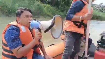 ঘাটাল: ঘাটালে বর্ষার আগে শিলাবতী নদীতে স্পিডবোর্ড নামিয়ে মহড়ার মাধ্যমে হ্যান্ড মাইক নিয়ে নদী পাড়ের বাসিন্দাদের