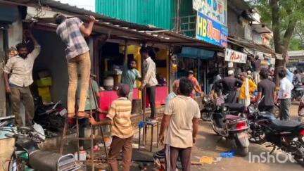 मनावर: मनावर में अतिक्रमण पर सख्ती: नालियों से टेंट, बैनर और टेबल हटाए गए