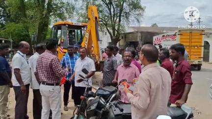 வாணியம்பாடி: துத்திப்பட்டு பகுதியில் அதிமுக அலுவலகத்தில் நெடுசாலை துறையினர் அகற்றியபோது அதிமுகவினருக்கும், அதிகாரிகளுக்கும் இடையே வாக்குவாதம் ஏற்பட்டதால் பரபரப்பு