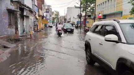 जरा सी बारिश ने खुली नगर निगम की पोल जल भराव से अयोध्या की सड़कों आवागमन प्रभावित,