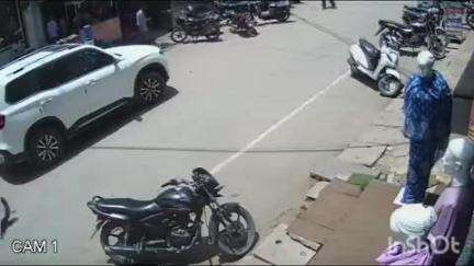 सराफा बाजार में दिनदहाड़े बाइक चोरी का प्रयास असफल, चोर CCTV में कैद