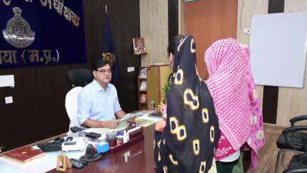 दतिया नगर: पुलिस अधीक्षक कार्यालय में जनसुनवाई का हुआ आयोजन, SP वीरेंद्र कुमार मिश्रा ने सुनीं समस्याएँ