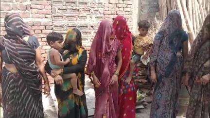 जलेसर: गांव कोसमा में आंगनवाड़ी कार्यकर्ता पर पोषण राशन रोकने और ग्रामीणों को धमकाने का लगा आरोप, महिलाओं ने वीडियो किया वायरल
