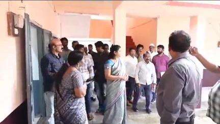 నరసాపురం: ప్రభుత్వ వసతి గృహాల మరమ్మత్తు పనులను సత్వరమే పూర్తి చేసి విద్యార్థులకు సౌకర్యవంతంగా ఉండే విధంగా తీర్చిదిద్దాలి :కలెక్టర్