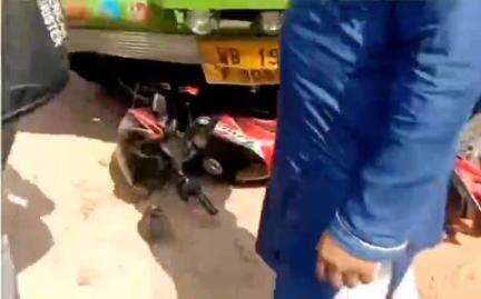 ভাঙড় ২: ভাঙ্গড়ে বাসন্তী হাইওয়ের ভোজেরহাটবএলাকায় বাস ও বাইকের মুখোমুখি সংঘর্ষে গুরুতর আহত বাইক চালক