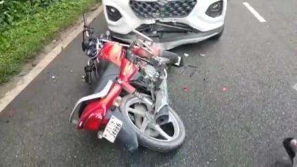 দাংতল ৰাজহ চক্ৰ: নেহালগাঁৱত চাৰিচকীয়া বাহন আৰু মটৰচাইকেলৰ মাজত সংঘৰ্ষ এজন আহত