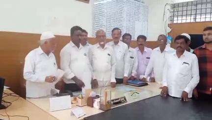 ಚಳ್ಳಕೆರೆ: ನಗರದ ತಾ.ಕಚೇರಿಯಲ್ಲಿ ಕೇಂದ್ರ ಸರ್ಕಾರದ ವಕ್ಫ್ ಮಸೂದೆ ಖಂಡಿಸಿ ಮುಸ್ಲಿಂ ಮುಖಂಡರು ತಹಶಿಲ್ದಾರ್ ಗೆ ಮನವಿ