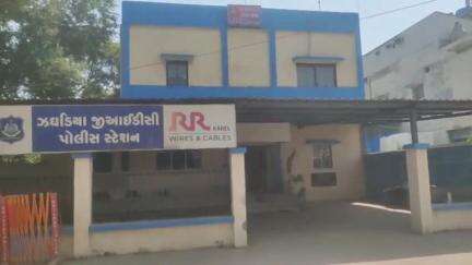 ઝઘડિયા: ઝઘડિયા તાલુકાના બોરજાઇ ગામે ફોર વ્હિલ ગાડી ખાડામાં પડી પલ્ટી મારતા ચાલકનું મોત.