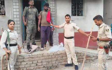काराकाट: काराकाट थाना क्षेत्र के शहरी गांव में पुलिस ने छापेमारी कर देसी महुआ शराब के साथ धंधेबाज को किया गिरफ्तार, भेजा जेल