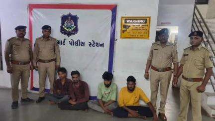 ભચાઉ: વોંધ ગામના પુલિયા નીચેથી ગેરકાયદેસર ગાંજાના પદાર્થના જથ્થા સાથે ચાર ઈસમોને ભચાઉ પોલીસે ઝડપ્યા