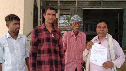 महासमुंद: बरेकेल कला के ग्रामीणों ने प्रधानमंत्री आवास योजना की दूसरी  किस्त की राशि नहीं मिलने को लेकर #jansamasya