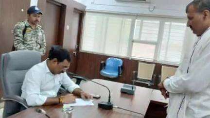 सोहागपुर: कलेक्टर कार्यालय के सोन सभागार में जनसुनवाई का हुआ आयोजन, कलेक्टर डॉ. केदार सिंह ने सुनीं समस्याएँ