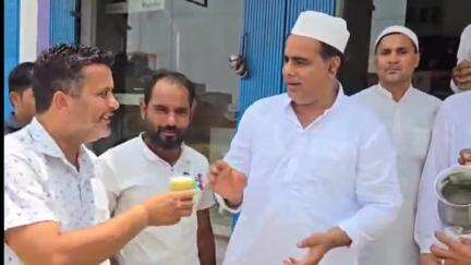 बिलारी: बिलारी नगर के मुख्य मार्ग पर भीषण गर्मी के चलते समाजसेवी एवं पूर्व प्रधान मुजीब पाशा ने राहगीरों को पिलाया शरबत