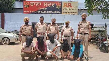 ਕੋਟਕਪੂਰਾ: ਢਿਲਵਾਂ ਕਲਾਂ ਦੇ ਨੇੜਿਓਂ ਲੁੱਟ-ਖੋਹ ਦੀ ਪਲੈਨਿੰਗ ਕਰ ਰਹੇ ਗੈਂਗ ਦੇ 5 ਮੈਂਬਰ ਪੁਲਿਸ ਨੇ ਕੀਤੇ ਗ੍ਰਿਫਤਾਰ, ਤੇਜ਼ਧਾਰ ਹਥਿਆਰ ਵੀ ਕੀਤੇ ਗਏ ਬਰਾਮਦ