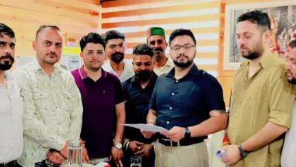 पांवटा साहिब: पावंटा के एसडीएम गुंजीत चीमा को युवा कांग्रेस ने नौणी यूनिवर्सिटी के कुलपति को सेवा विस्तार के विरोध में दिया ज्ञापन