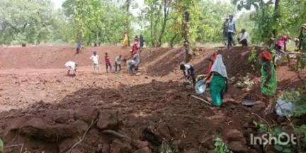 गोहपारु: बरमनिया गांव में जल गंगा संवर्धन अभियान के तहत नवीन तालाब का निर्माण जारी, अधिकारी रहे मौजूद