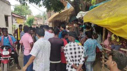 সিউড়ি ১: বেআইনি মদ বিক্রি করার অভিযোগে এক যুবককে হাতেনাতে ধরে ফেলল বেআইনি মদ সহ গ্রামবাসীরা, ঘটনাটি লক্ষিন্দরপুর গ্রামের