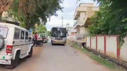 హై కోర్టు ఆదేశాలతో భారీ బందోబస్తు నడుమ తిరువూరుకు చేరుకున్న వైసీపీ మున్సిపల్ కౌన్సిలర్లు