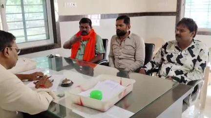 मोर्शी: चांदूरबाजार भाजपा कार्यकर्त्यांचा, उपविभागीय अभियंता बांधकाम विभाग यांच्या दालनात ठिय्या